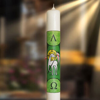 Detailansicht einer schön verzierten Osterkerze Detailansicht einer schön verzierten Osterkerze